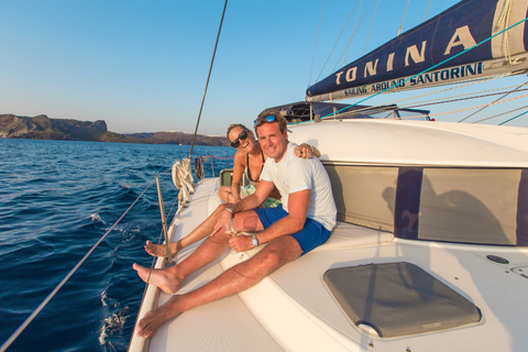 Santorini: Crucero privado en catamarán con comida y bebidaCrucero privado en catamarán al atardecer