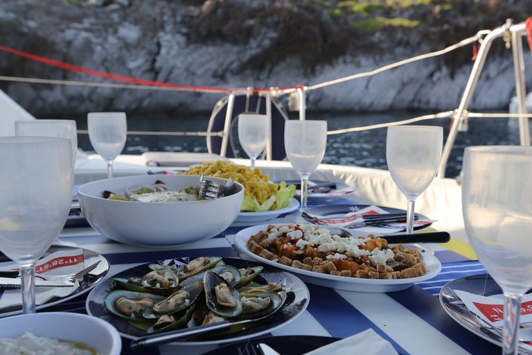 Santorini: Crucero privado en catamarán con comida y bebidaCrucero privado en catamarán al atardecer