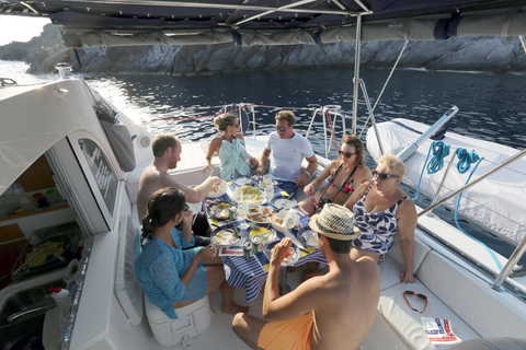 Santorini: Privé catamaran cruise met eten en drinkenPrivé catamaran cruise bij zonsondergang