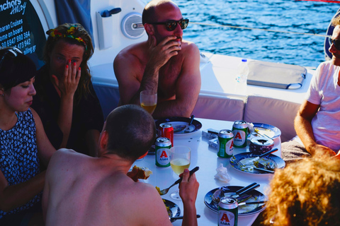 Santorini: Crucero privado en catamarán con comida y bebidaCrucero privado en catamarán al atardecer