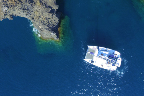 Santorini: Crucero privado en catamarán con comida y bebidaCrucero privado en catamarán al atardecer