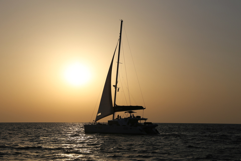 Santorini: Crucero privado en catamarán con comida y bebidaCrucero privado en catamarán al atardecer