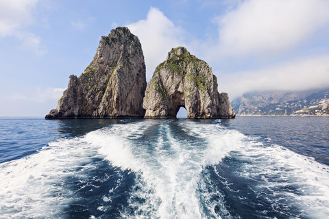 Au départ de Sorrente : Capri et tour en bateau des Grottes bleuesDepuis Sorrente : journée en bateau à Capri et grotte bleue