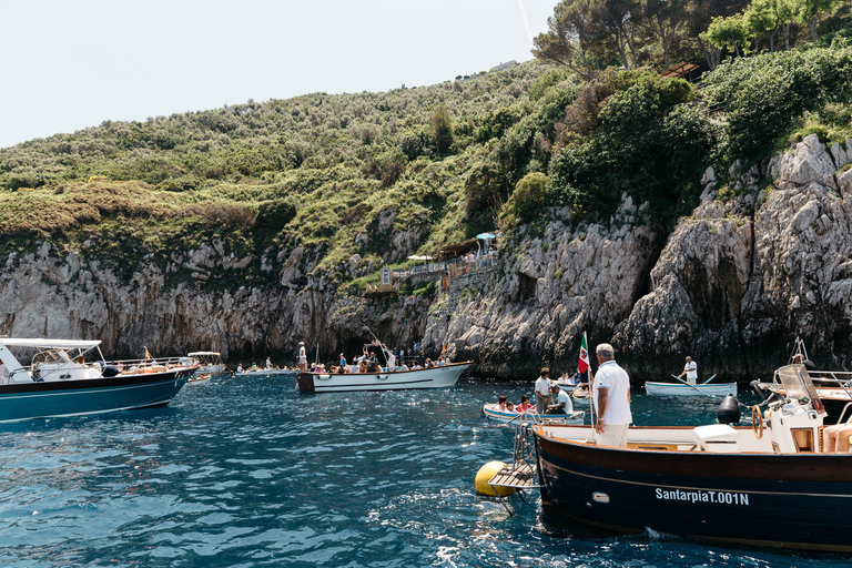 Au départ de Sorrente : Capri et tour en bateau des Grottes bleuesDepuis Sorrente : journée en bateau à Capri et grotte bleue