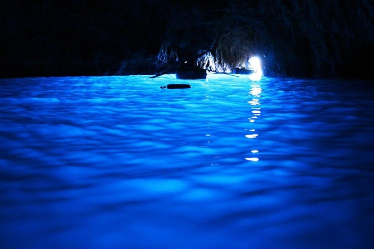 Au départ de Sorrente : Capri et tour en bateau des Grottes bleuesDepuis Sorrente : journée en bateau à Capri et grotte bleue