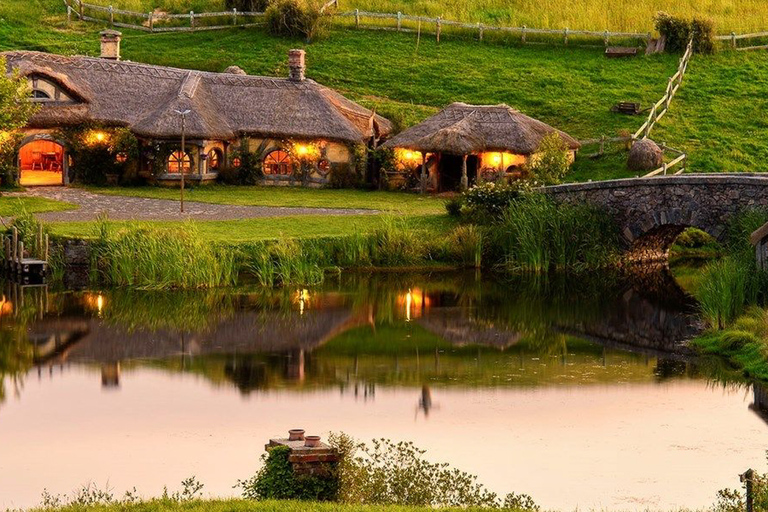 Desde Auckland: tour de 1 día a Hobbiton y cuevas de WaitomoTour de Hobbiton y cuevas Waitomo Glowworm desde Auckland