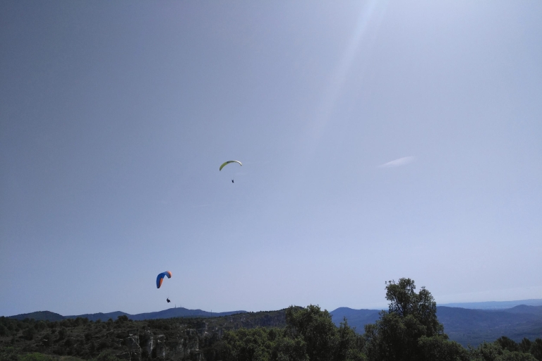 Tarragona: Gleitschirmfliegen über den Mussara-BergenTarragona: Gleitschirm über den Mussara-Bergen