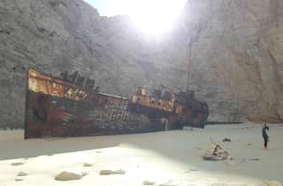 Da St. Nikolaos: crociera in barca alla spiaggia di Navagio e alle Grotte Azzurre
