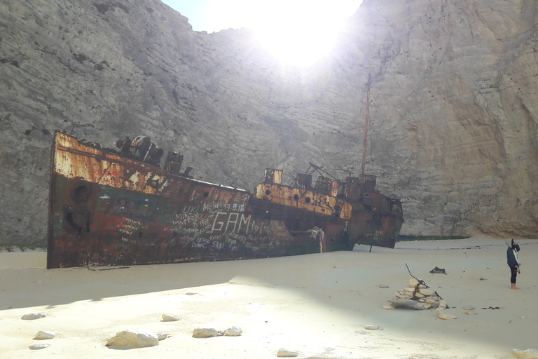 Från St Nikolaos: Båt till Navagio-stranden &amp; Blå grottornaNavagio-stranden och Blå grottorna – gemensam båtutflykt