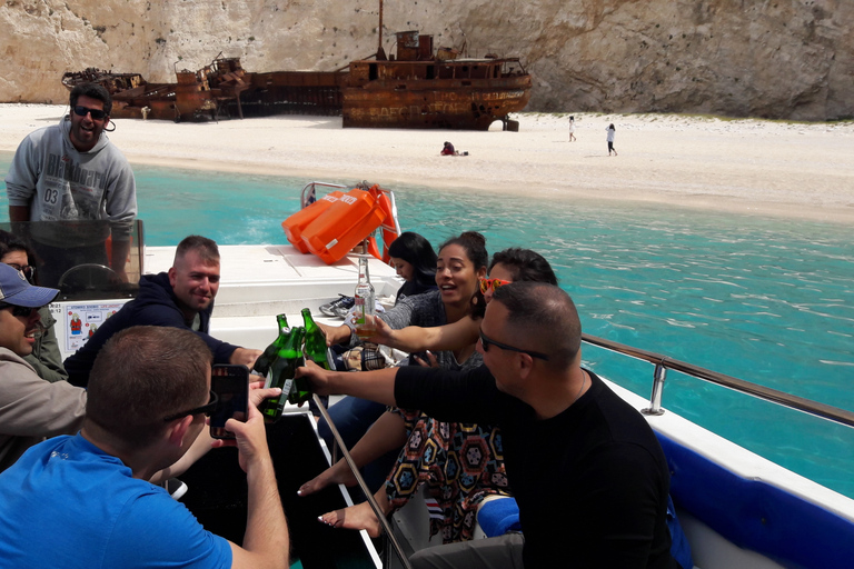 Spiaggia del Navagio e Grotte blu: crociera da San NicolòCrociera di gruppo