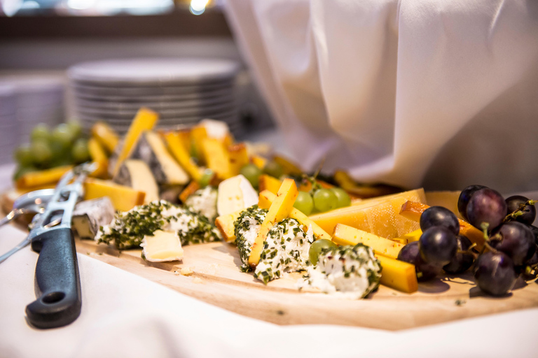 Vienna: Heurigen Cruise with Viennese Songs and Buffet