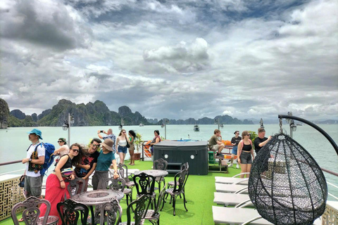 下龙湾豪华游轮一日旅行选项2：从河内老城区接客