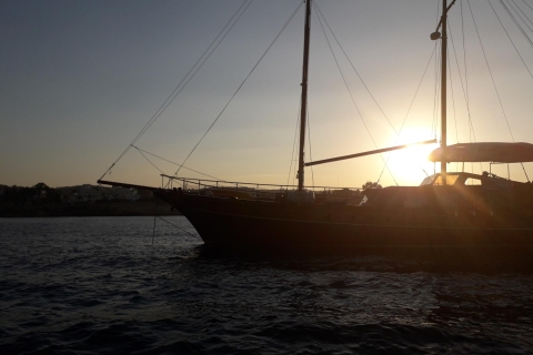 Larnaca: Crucero privado con champán al atardecer hasta 40 personasLarnaca: Crucero al atardecer con champán