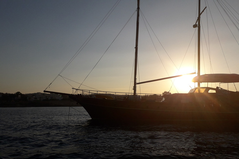 Larnaca : Croisière privée au coucher du soleil au champagne jusqu'à 40 personnesLarnaca : Croisière au coucher du soleil au champagne