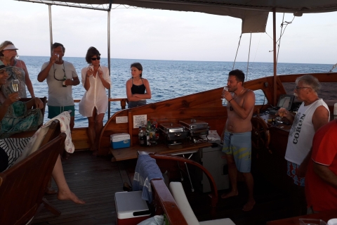 Larnaka: Prywatny rejs o zachodzie słońca z szampanem dla maksymalnie 40 osóbLarnaka: rejs o zachodzie słońca z szampanem