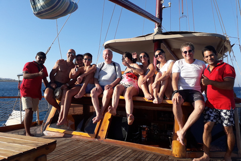 Larnaca: Private Champagne Sunset Cruise up to 40 people Larnaca: Champagne Sunset Cruise