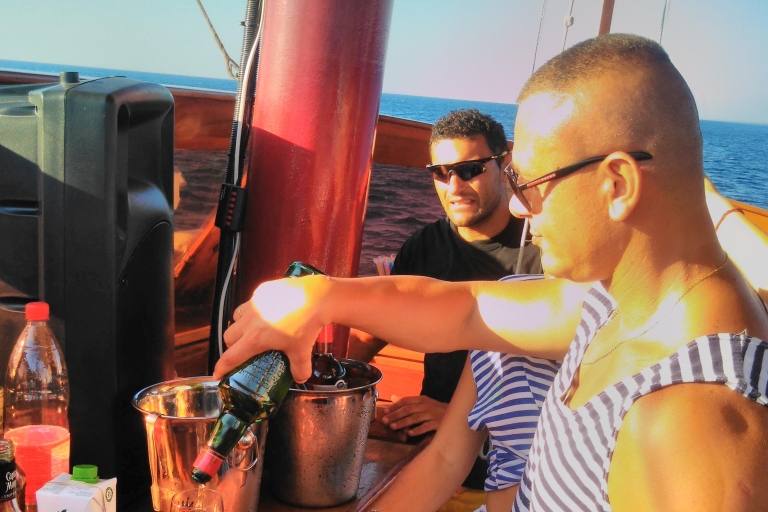 Larnaca: Private Champagner-Sonnenuntergangs-Kreuzfahrt für bis zu 40 PersonenLarnaca: Champagner-Sonnenuntergangs-Kreuzfahrt