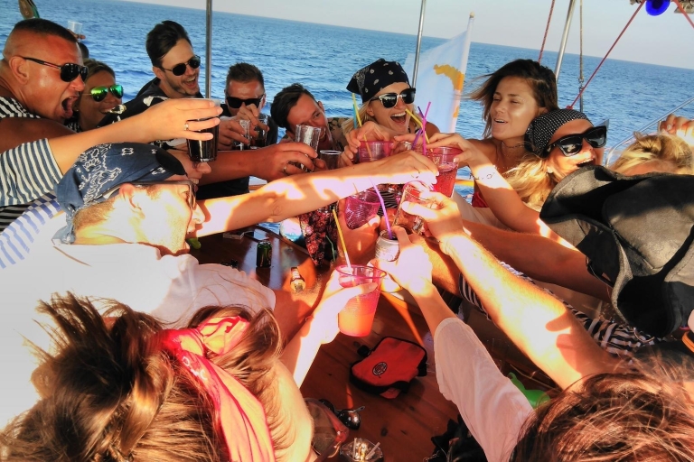 Larnaka: Prywatny rejs o zachodzie słońca z szampanem dla maksymalnie 40 osóbLarnaka: rejs o zachodzie słońca z szampanem