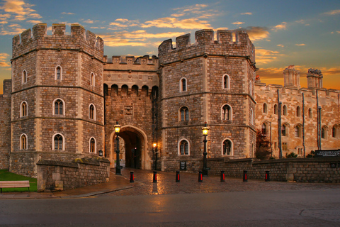 Från London: Stonehenge, Windsor och Salisbury guidad turRundresa på spanska med entré till Windsor Castle och Stonehenge