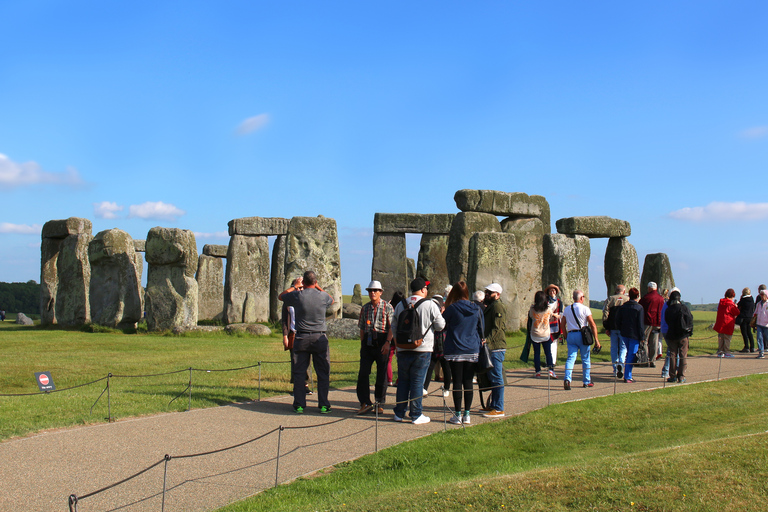 From London: Windsor Castle and Stonehenge Day TripTour in Spanish with Stonehenge Entry Included