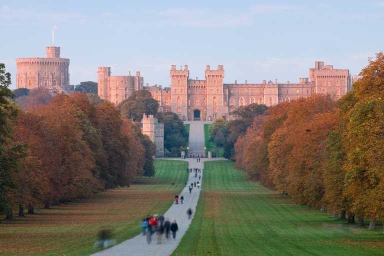 From London: Windsor Castle and Stonehenge Day Trip Tour in Spanish with Entrance Fees Included