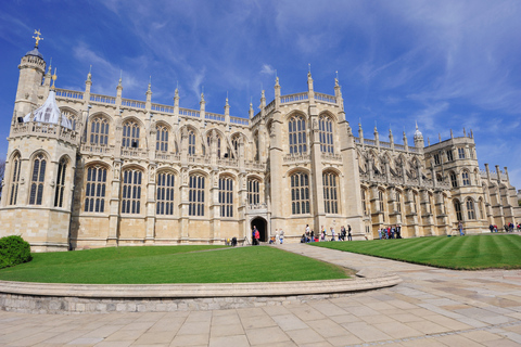 From London: Windsor Castle and Stonehenge Day TripTour in Spanish with Stonehenge Entry Included