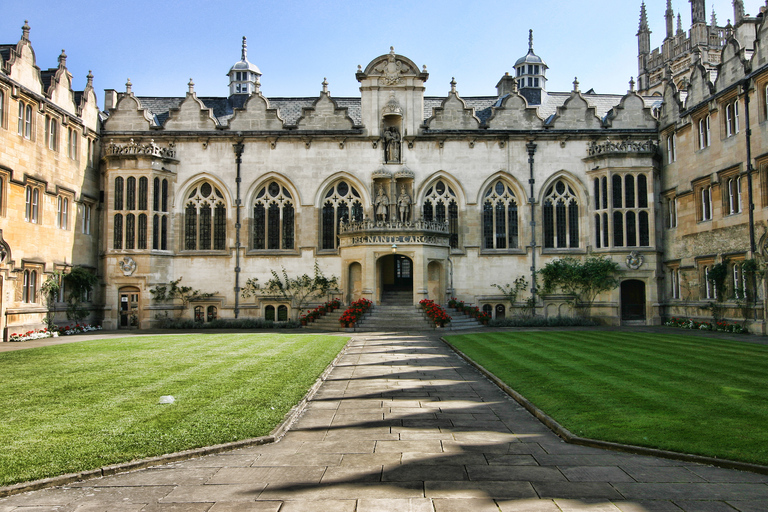 Excursão a Windsor, Oxford e Stonehenge saindo de LondresTour em espanhol com taxas de entrada incluídas