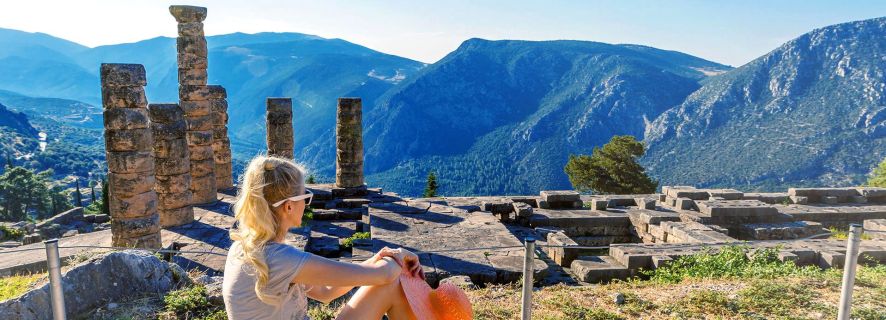 From Athens: Full-Day Bus Trip to Delphi & Arachova