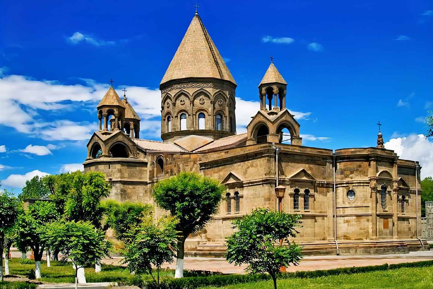 プライベート日帰りツアー ユネスコ世界遺産 エチミアジン大聖堂 ズヴァルトノッツ