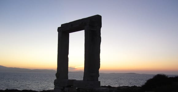 Naxos : château à pied et coucher de soleil à la Portara
