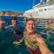 Da Santorini: crociera in catamarano con pasti e bevande