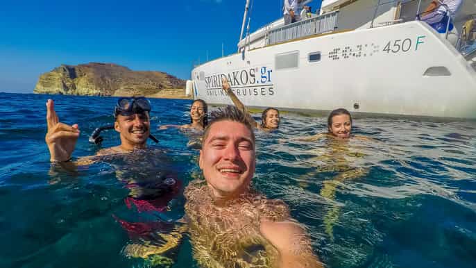 santorini paseo de 5 horas en catamarán en grupo reducido