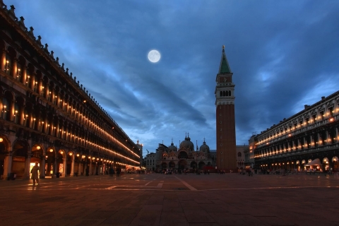 Venedig: Abendspaziergang mit exklusivem Zugang zum MarkusplatzAbendspaziergang & exklusiver Zugang zum Markusplatz