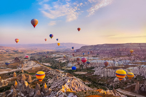 Capadocia: globo sobre chimeneas de hadas con desayuno