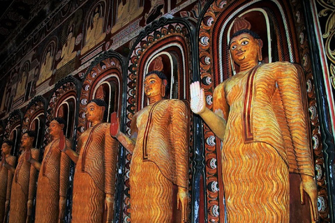 Colombo: tour di 2 giorni degli hotspot del triangolo culturale dello Sri LankaVisita guidata al Triangolo Culturale dello Sri Lanka con i siti UNESCO