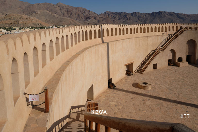 Nizwa, Bahla, Jabrin: Fascinating FortsNizwa, Bahla, Jabrin: Fascinating Forts (Spanish)