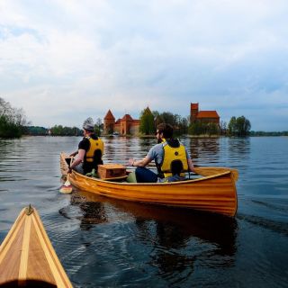 Tour guidato in canoa dell'isola del castello di Trakai