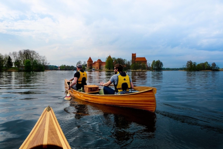 Tour guiado en canoa por la isla del castillo en Trakai