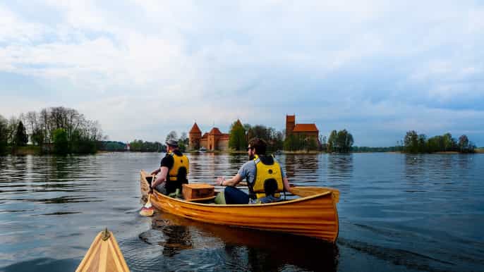excursão guiada de canoa pela ilha do castelo em trakai