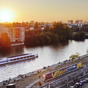 Berlin: Abendliche Sightseeing-Bootsfahrt