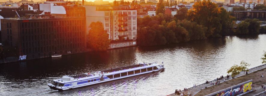 Berlin: Abendliche Sightseeing-Bootsfahrt