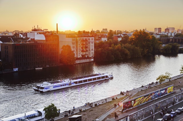 Berlin: Evening City Sightseeing Cruise