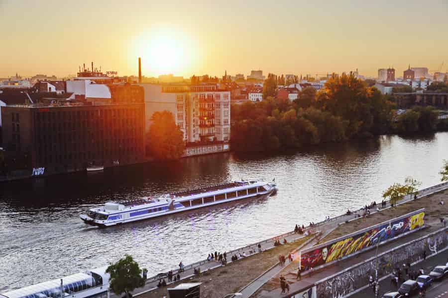 Berlin: Abendliche Sightseeing-Bootsfahrt