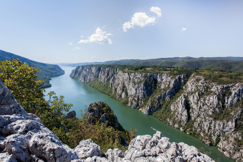 Belgrade : Tour en voiture sur le Danube bleu et promenade en bateau à moteur d'une heureVisite partagée