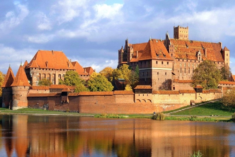 Gdansk: visita al castillo de Malbork y Westerplatte con almuerzo localCastillo de Malbork: tour con almuerzo tradicional.