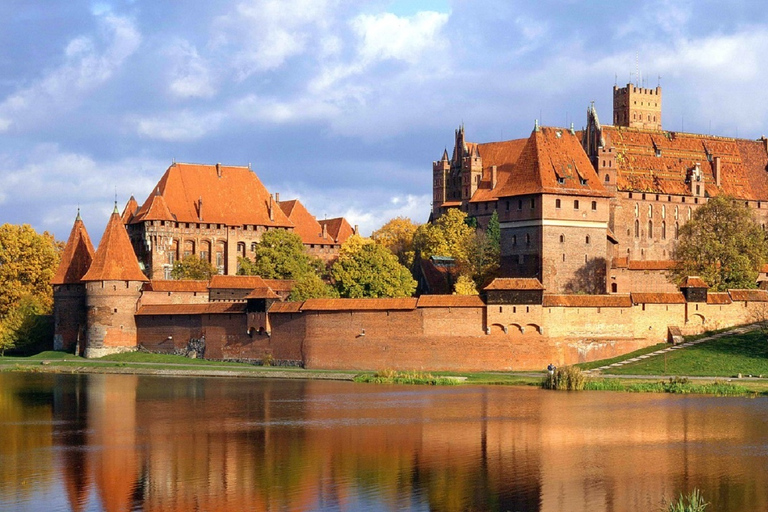 Gdansk: visita al castillo de Malbork y Westerplatte con almuerzo localCastillo de Malbork: tour con almuerzo tradicional.