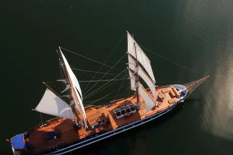 Mazury: Wilczy Szaniec i wycieczka jachtem