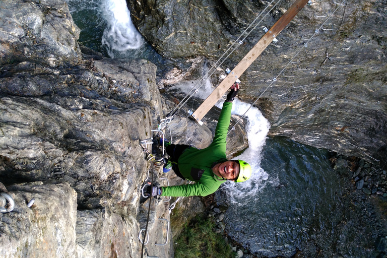 Wanaka: scalata in fune delle cascate per principianti di 2 oreWanaka: arrampicata sul cavo della cascata per principianti di 2 ore