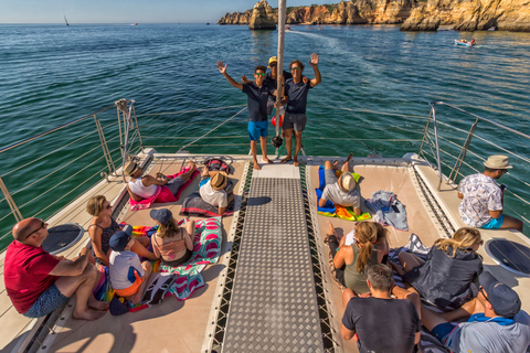 Desde Lagos: crucero de 3 horas por el Algarve en catamarán