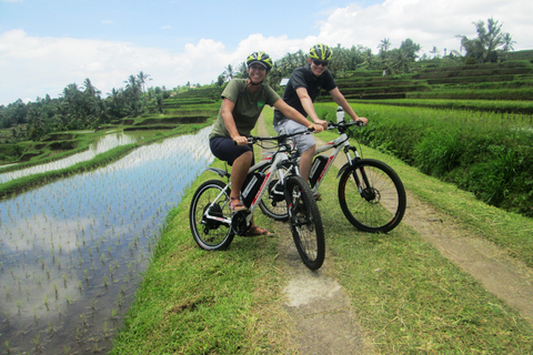 Bali - Jatiluwih Jatiluwih dagsutflykt med elcykel och vandringBali: Jatiluwih heldagsutflykt med E-bike och vandring